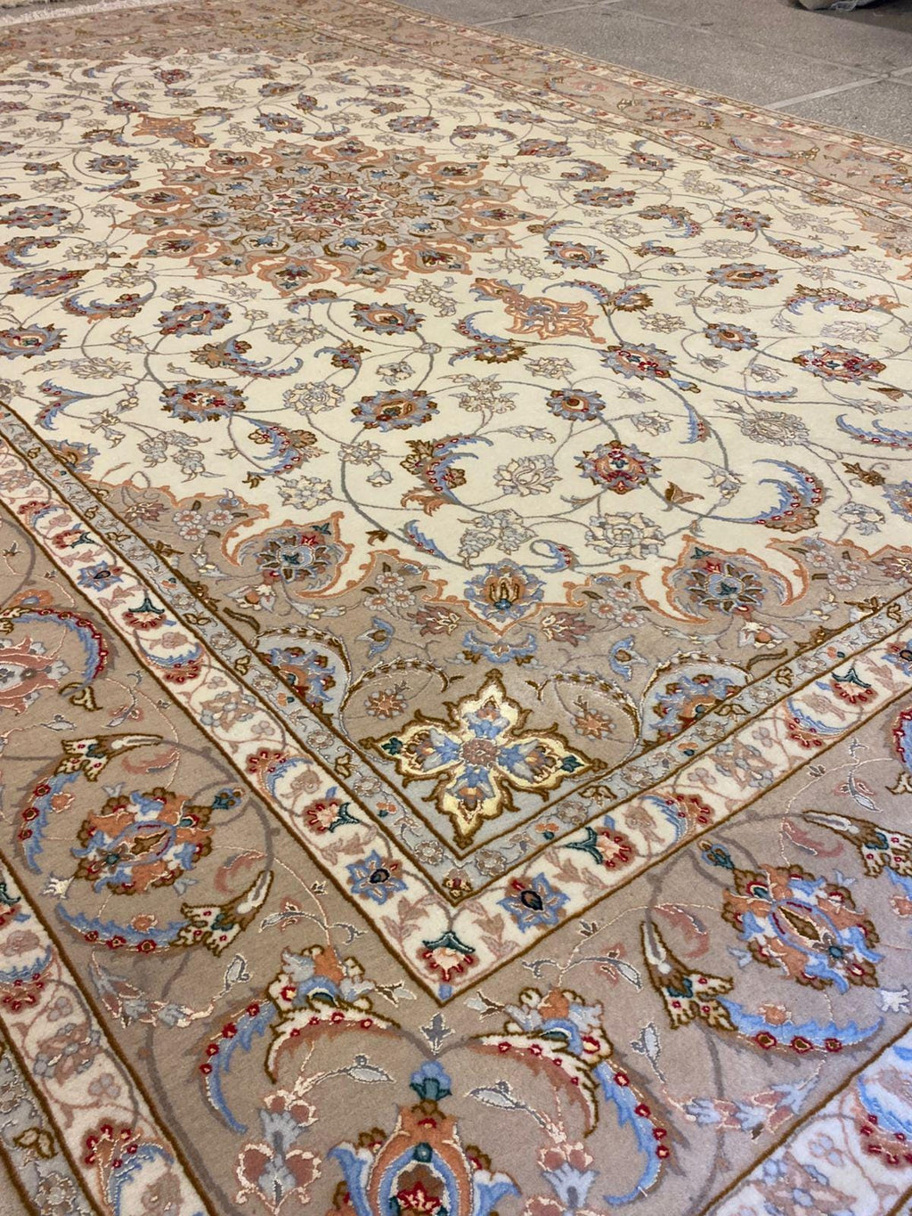 Antique Isfahaan Wool Rug 7x10: Silky Low Pile